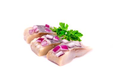 Terbiye edilmiş ringa balığı, dilimlenmiş balık filetosu, beyaz arka planda izole edilmiş..