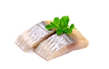 Terbiye edilmiş ringa balığı, dilimlenmiş balık filetosu, beyaz arka planda izole edilmiş..