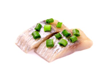 Terbiye edilmiş ringa balığı, dilimlenmiş balık filetosu, beyaz arka planda izole edilmiş..