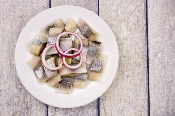 Salamura Edilmiş Ringa Balığı Dilimlenmiş Balık Filetosu Masada Doğranmış Soğan — Stok fotoğraf