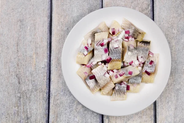 Μαριναρισμένη Ρέγγα Φιλέτο Ψαριού Φέτες Πιάτο Ψιλοκομμένο Κρεμμύδι Στο Τραπέζι — Φωτογραφία Αρχείου