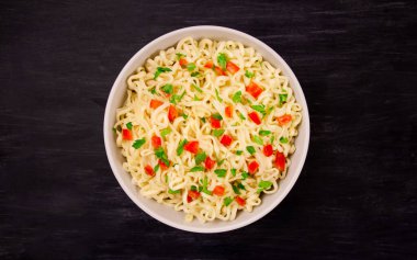 Domatesli bir kasede hazır şehriye.