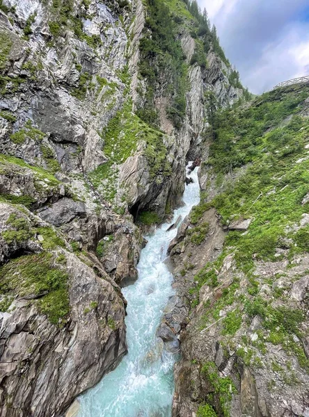 Avustralya Alpleri Ndeki Vahşi Bir Nehrin Yakınındaki Kayalıklarda Gezinen Patika — Stok fotoğraf