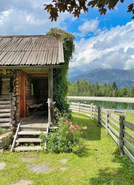 Domek Górach Nad Jeziorem Austriackich Alpach — Zdjęcie stockowe