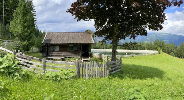 オーストリアのアルプスの湖の隣にある山の小屋です — ストック写真