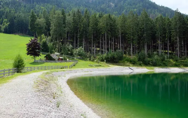 Blauer Bergsee Mit Gras Und Bäumen Wolken Blauer Himmel Österreich — Stockfoto