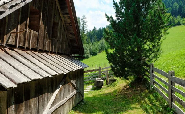 オーストリアのアルプスの湖の隣にある山の小屋です — ストック写真