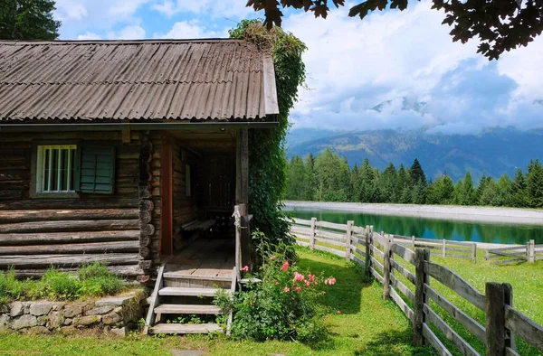 Domek Górach Nad Jeziorem Austriackich Alpach — Zdjęcie stockowe