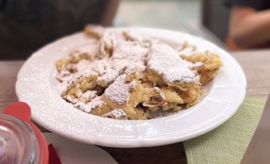 kaiserschmarren Avusturalya krepleri tabakta ve masada şekerle