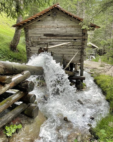 オーストリアの森の中の木造キャビンで流れる水は — ストック写真