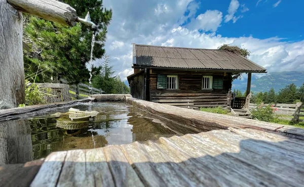 オーストリアのアルプスの湖の隣にある山の小屋です — ストック写真