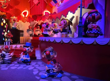 Amsterdam 'da renkli bir sirkte kuklalar.