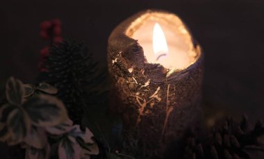 Mum ışığı, Amsterdam 'daki Noel arifesinde karanlık odada parlıyor.