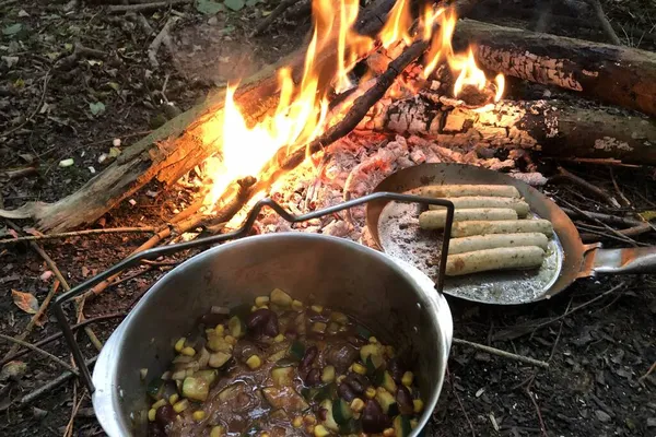 Ormanda çalı çırpı yaparken açık ateşte yemek pişirmek — Stok fotoğraf