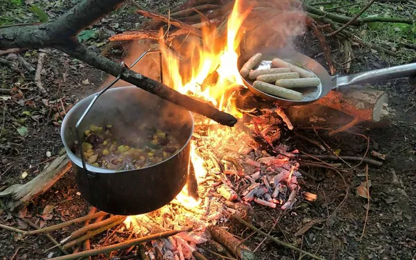 Приготовление пищи на открытом огне во время бушкрафта в лесу — стоковое фото