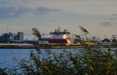 Amsterdam 'da günbatımında Hollanda endüstrisi doğanın gerisinde