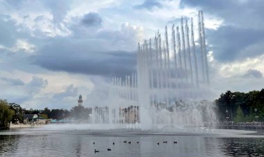 Gölün yanında müzik eşliğinde tema parkında fıskiye gösterisi