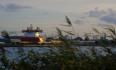 Hollanda 'da günbatımında doğanın gerisinde Hollanda endüstrisi