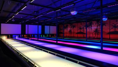Amsterdam 'da mavi, kırmızı ve beyaz şeritli neon ışıkları olan bowling salonu.