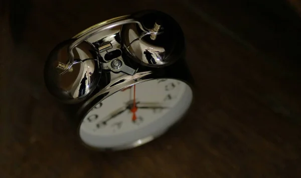 Close up of an alarm clock on a table — Fotografia de Stock