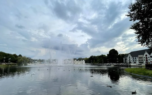 Show de fonte no parque temático com música perto do lago — Fotografia de Stock