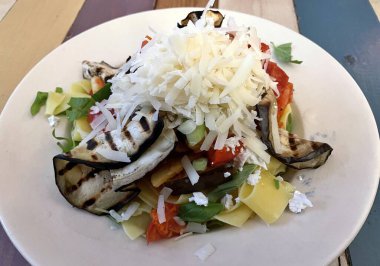 Noel yemeği ve tabakta yemek.