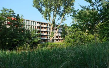 Gün batımında bir deniz limanında daireler