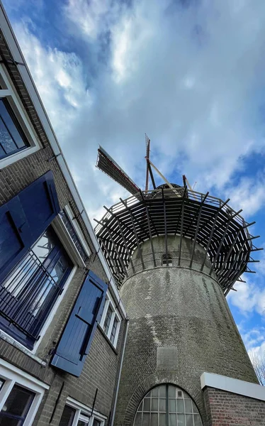 Viejo molino de viento holandés con casa de campo en Amsterdam —  Fotos de Stock