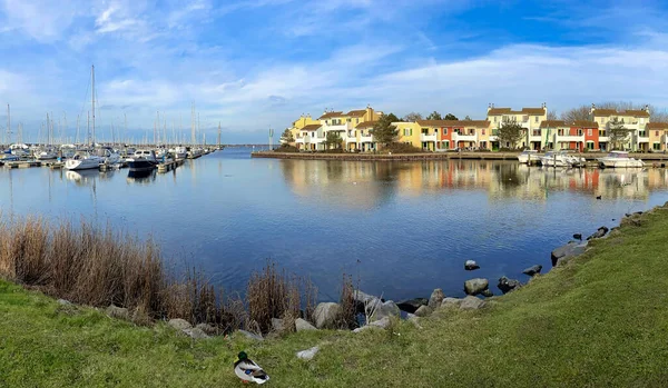 Apartments at a sea harbour in the sunset — Stock Photo, Image