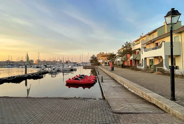 Apartments at a sea harbour in the sunset — Stock Photo, Image
