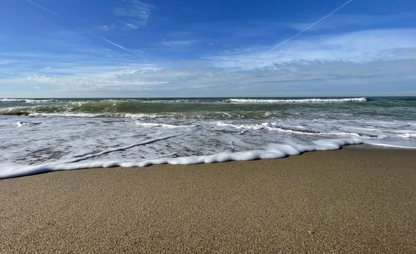 Хвилі моря обертаються на розбиту воду — стокове фото