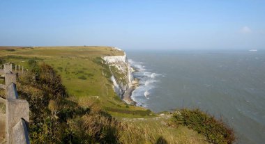Güneydoğu İngiltere 'nin beyaz kayalıkları Yazın deniz ve kaya