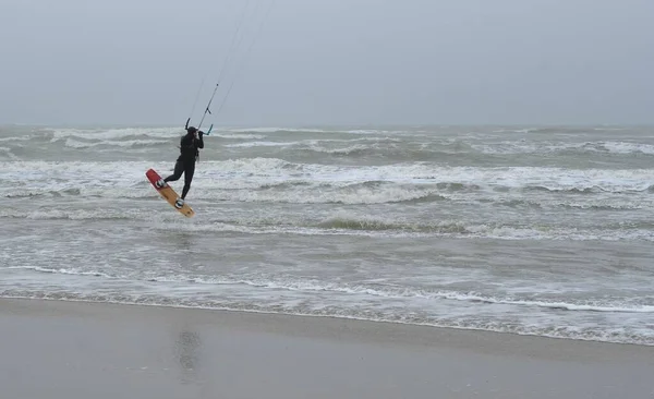 Kitesurfers Zee Tijdens Een Storm Een Nederlands Strand Amsterdam — Stockfoto