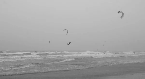 Kitesurfistas Mar Suring Una Tormenta Una Playa Holandesa Amsterdam —  Fotos de Stock