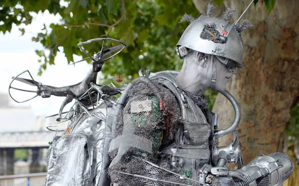 ロンドンでロボットの格好をした銀絵のストリートアーティスト — ストック写真