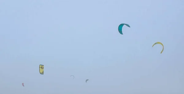 Kitesurfistas Mar Suring Una Tormenta Una Playa Holandesa Amsterdam — Foto de Stock