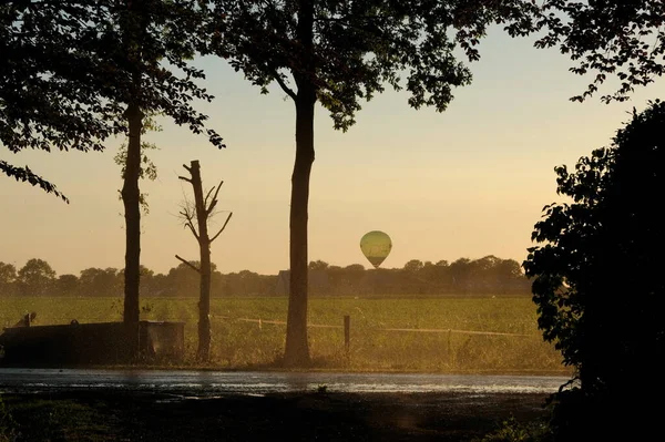 灌溉农田夕阳西下热气球水树腹地 — 图库照片