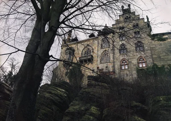 Slot gamle træ bakke klipper mørke hjemsøgt hus - Stock-foto