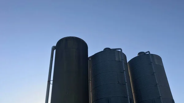 Silos di grano contro un cielo blu ad Amsterdam — Foto Stock