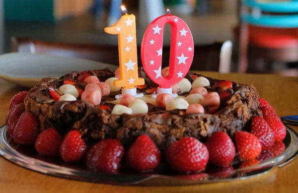Finom Születésnapi Torta Asztalon Alföldeken — Stock Fotó