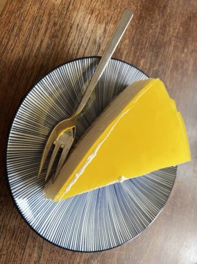 Limonlu cheesecake turtası masa mumları doğum günü sarısı
