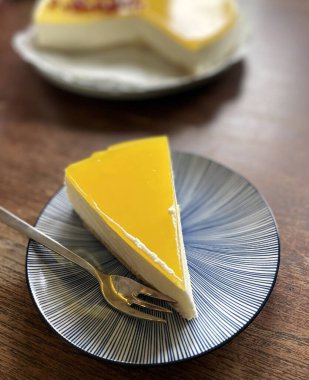 Limonlu cheesecake turtası masa mumları doğum günü sarısı