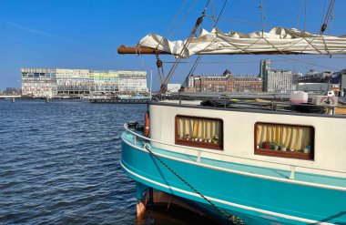 İlkbaharda ana istasyon betherlands 'da amthe canals yüzen ev.