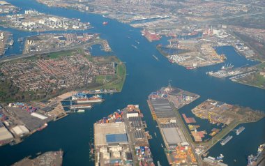 Rotterdam şehrini Hollanda 'nın yukarısındaki uçaktan izleyeceğiz.