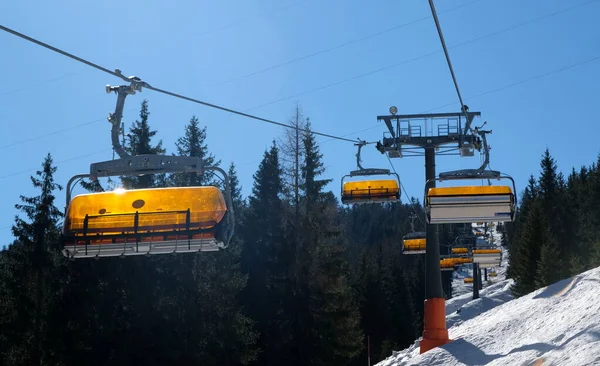 Stoeltjeslift Met Sneeuw Bomen Onder Blauwe Zonnige Hemel Oostenrijk — Stockfoto