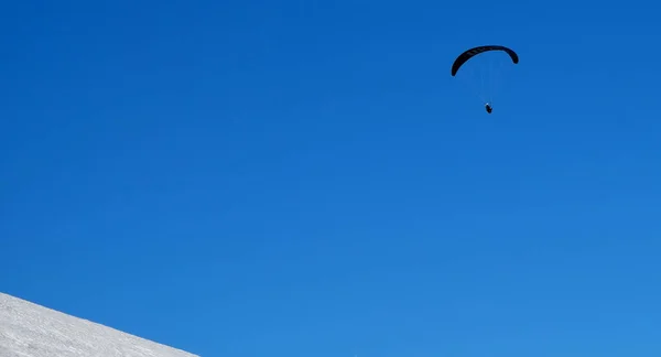 Parapentando Alto Sobre Las Montañas Nevadas Austria Invierno — Foto de Stock