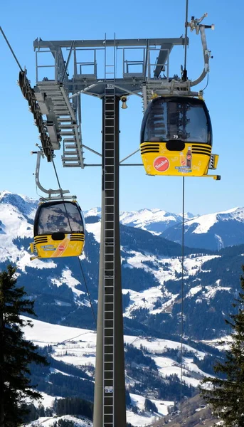 Gele Stoeltjeslift Met Sneeuw Bomen Onder Blauwe Zonnige Hemel Boven — Stockfoto