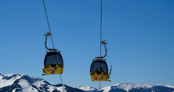 Gele Stoeltjeslift Met Sneeuw Bomen Onder Blauwe Zonnige Hemel Boven — Stockfoto