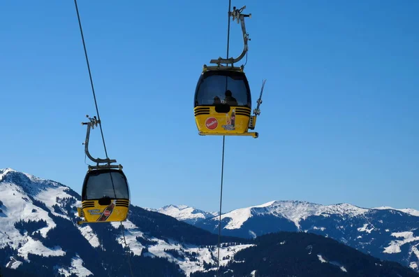 Gele Stoeltjeslift Met Sneeuw Bomen Onder Blauwe Zonnige Hemel Boven — Stockfoto