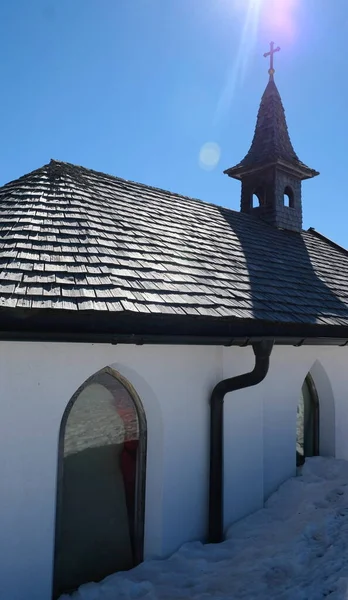 Kostel Sněhovém Slunci Pod Modrou Oblohou Rakousku — Stock fotografie